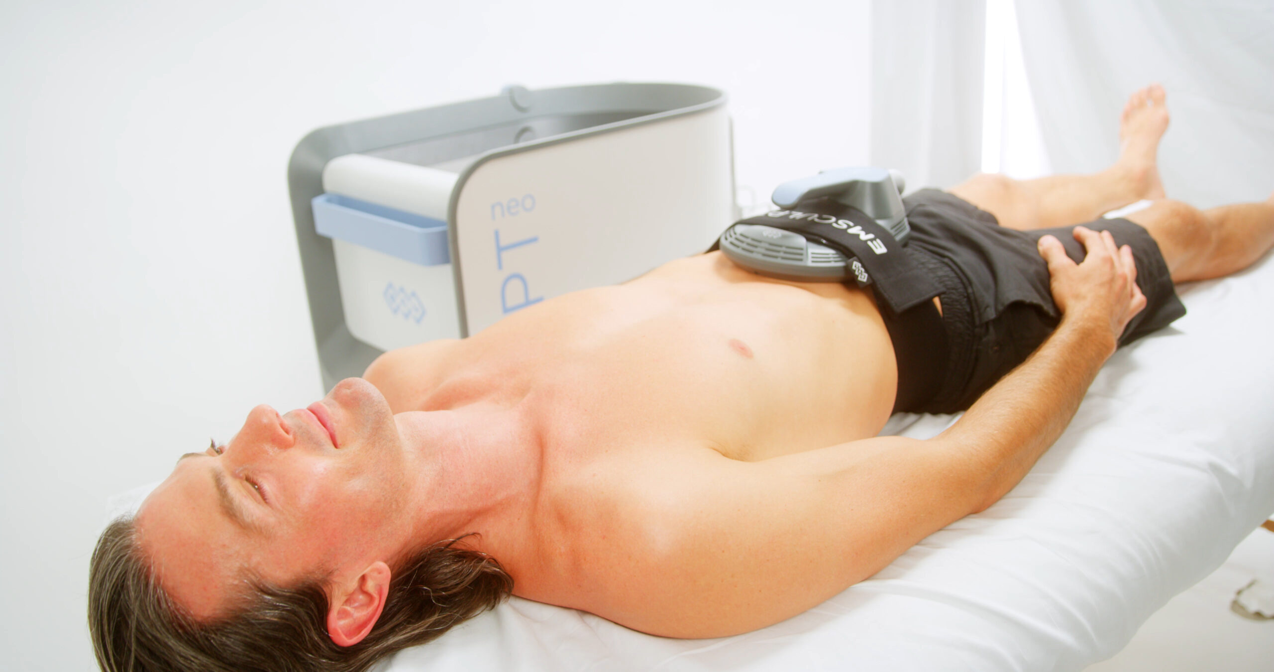 Emsculpt_Neo_PIC_Male-Model-Device-Abdomen-20_ENUS100